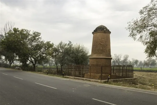 Grand truck road India - Many Kos Minar such as these still stand beside the modern GT road.
